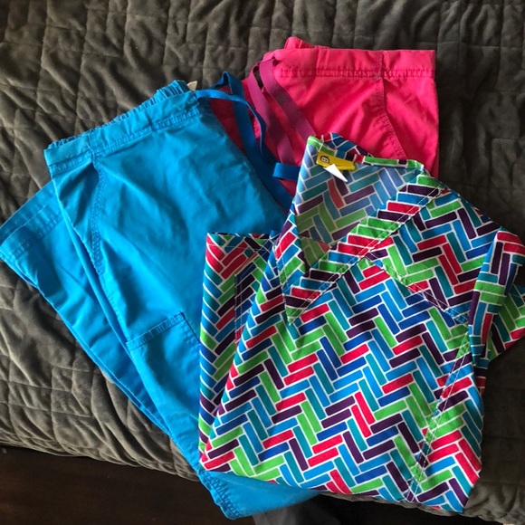 Women’s scrubs - Picture 1 of 3